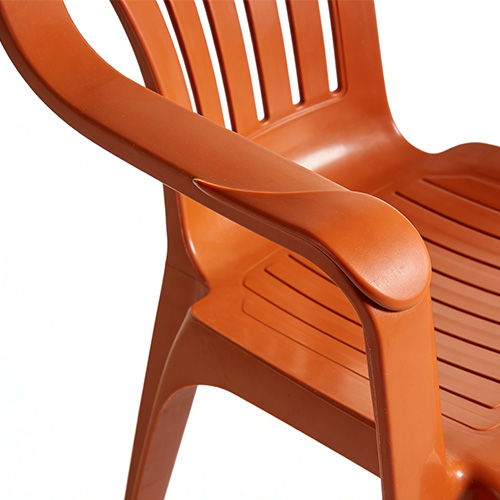 Moldagem de peças de cadeiras de plástico