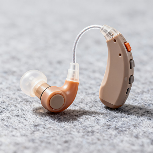 Moldagem de aparelho auditivo por injeção de plástico